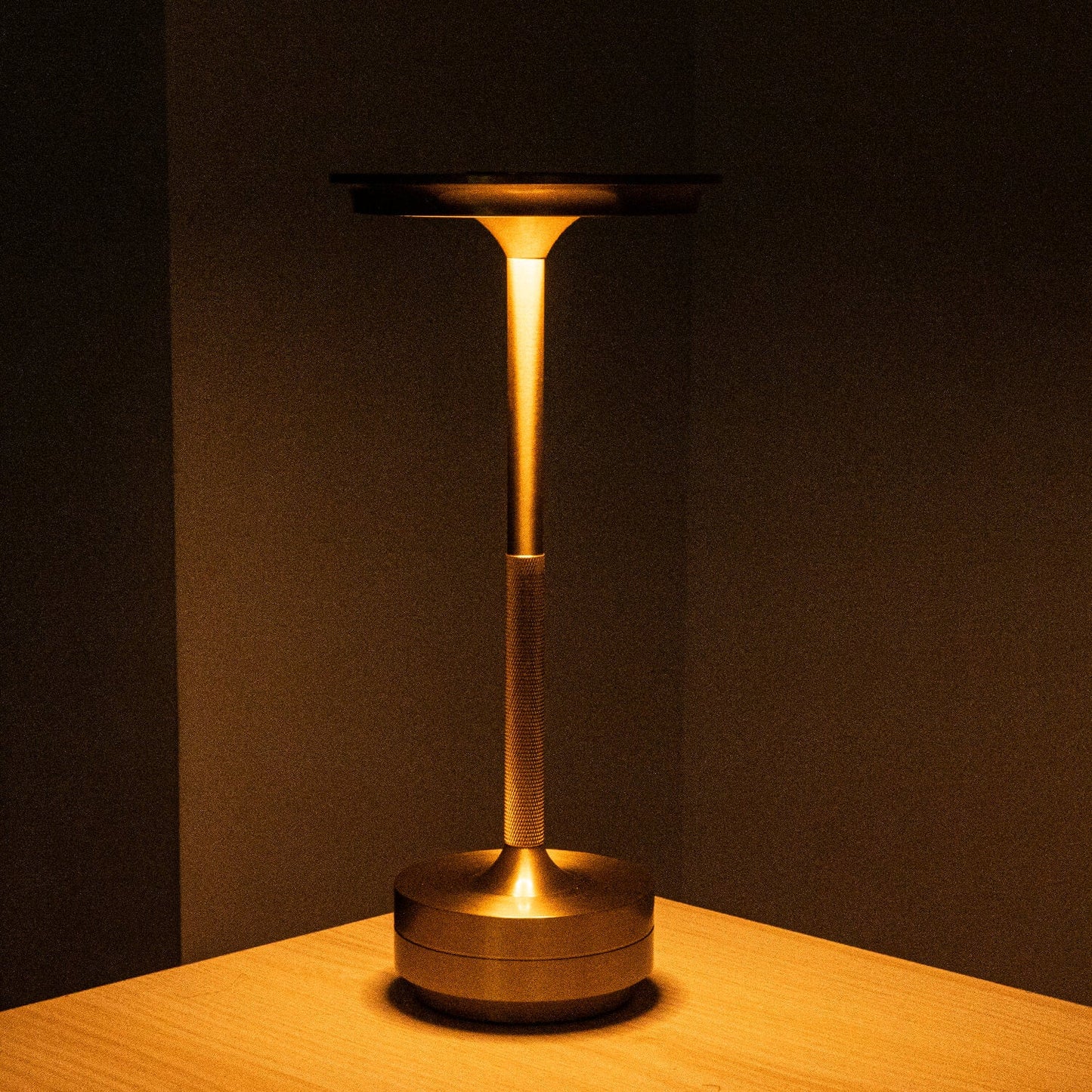 Mini Lamp LED: Cordless USB Table Lamp for Lounge & Restaurants - Sleek Ambient Design