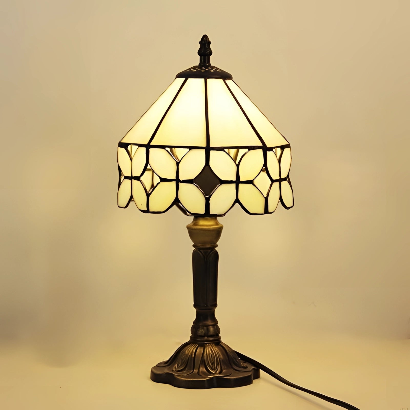 Stained Glass Table Lamp with Leaf Design - Tiffany-Style Antique Decor for Living Room & Bedroom Lighting