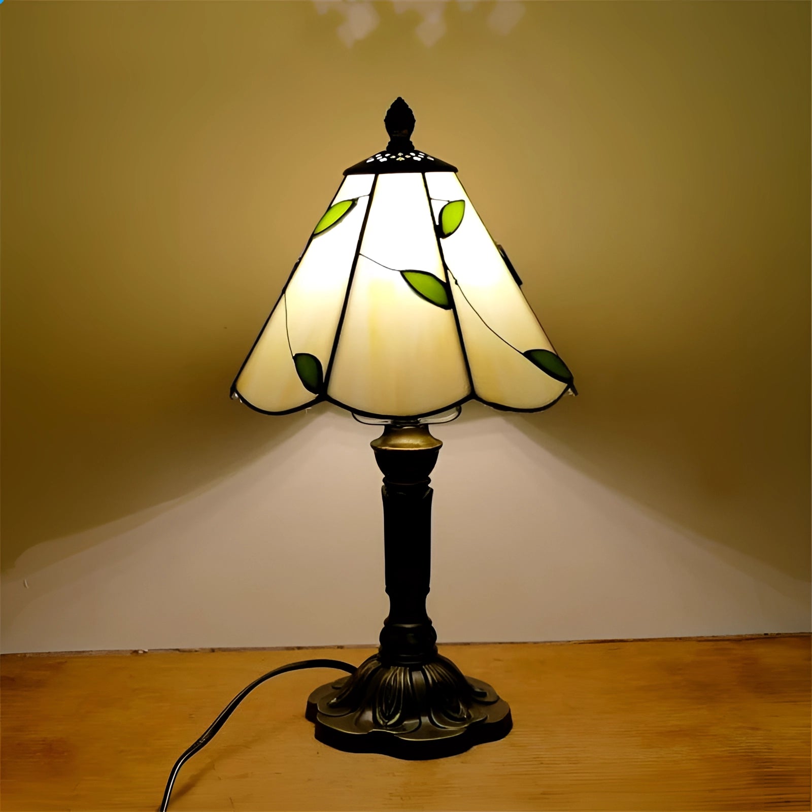 Stained Glass Table Lamp with Leaf Design - Tiffany-Style Antique Decor for Living Room & Bedroom Lighting